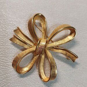 NIB Vintage Signed Monet Textured Fancy Ribbon Bow Gold Tone Brooch